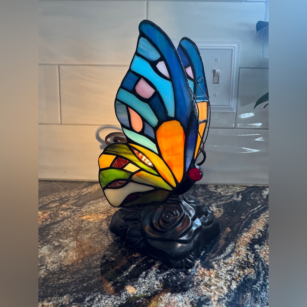 Tiffany Style‎ Vintage colorful Butterfly on Roses Table Lamp!!